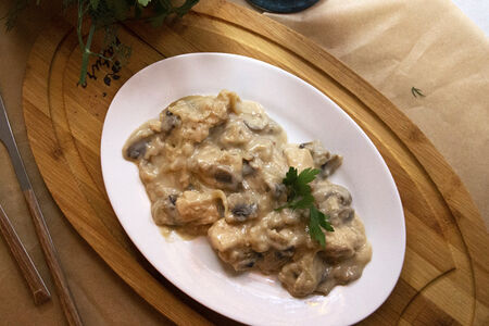 Куриное фрикасе с шампиньонами в сливочном соусе