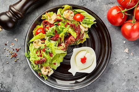 Фирменный салат с икрой тобико