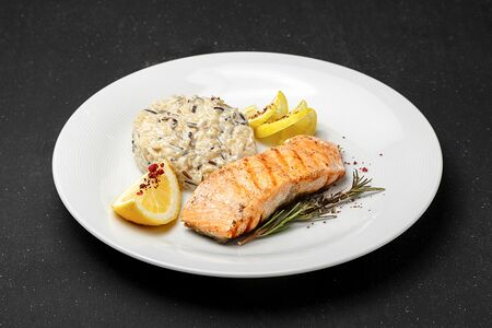 Стейк из лосося с рисом