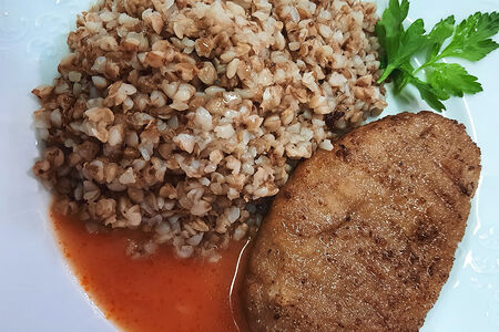 Шницель из говядины и каша гречневая отварная и соус томатный