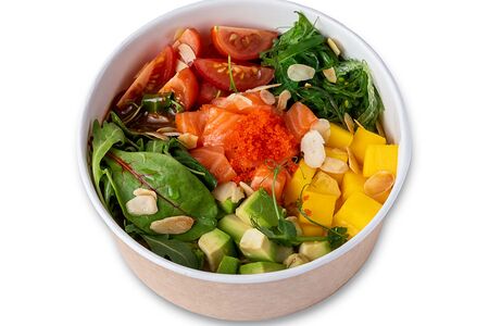 Тропический поке-боул лососем и манго