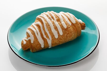 Круассан клубничный