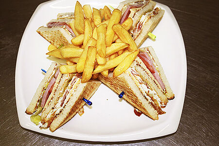 Клаб-сэндвич с картофелем фри