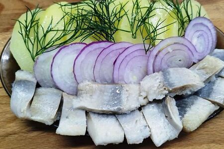 Селёдка с отварной картошкой