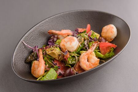 Салат с креветками и авокадо