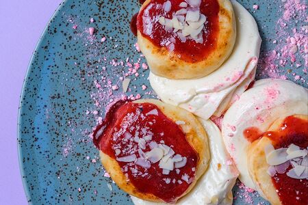 Фирменные сырники с соусом крем-сгущенка и пудрой безе