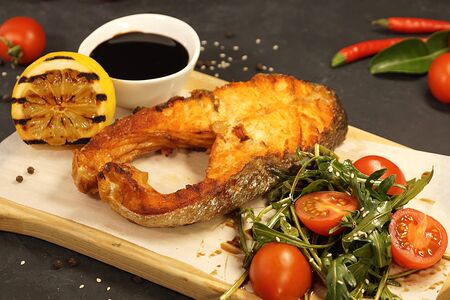 Стейк из форели на гриле