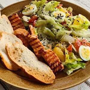 Салат с красной форелью на гриле и фирменной заправкой