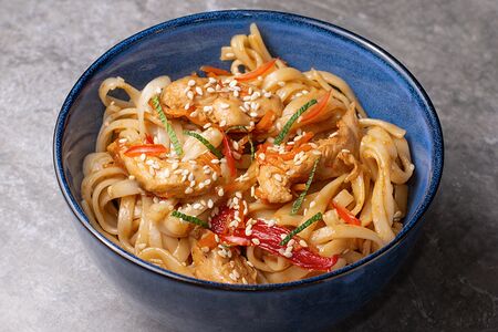 Лапша удон с курицей и овощами