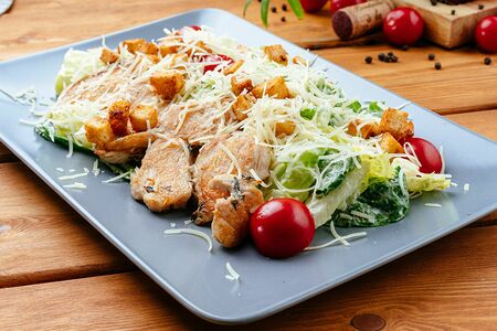 Салат Цезарь с курицей