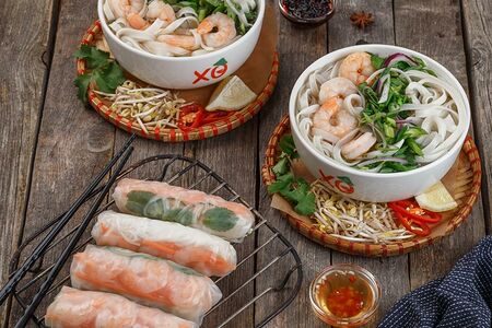 Набор: фо том (2 шт.), фреш-ролл с креветками (4 шт.)