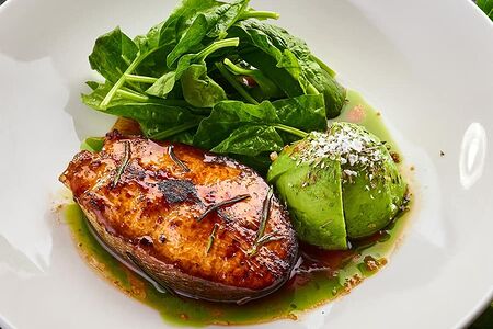 Стейк из горбуши с авокадо