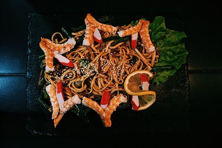 Wok с креветками
