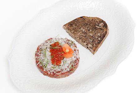 Тартар из говядины с красной икрой и пармезаном