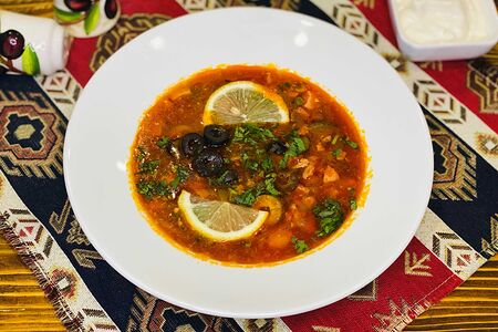 Солянка сборная с копченостями