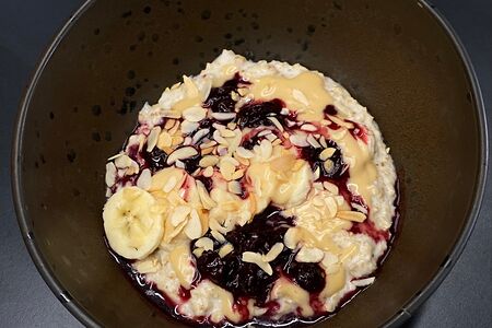 Овсяная каша с вишней и арахисовой пастой на кокосовом молоке