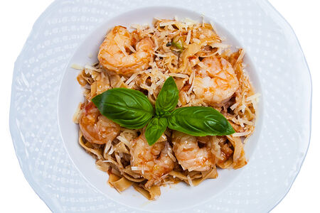 Феттучини с креветками, томатами и цукини