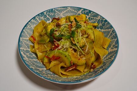 Паста с цукини и песто