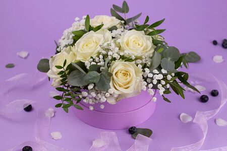 Букет Белые розы в шляпной коробке