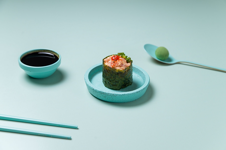 Острый гункан с тунцом