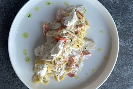 Паста с куриным филе и томатами