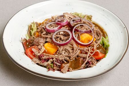 Салат с томленой говядиной