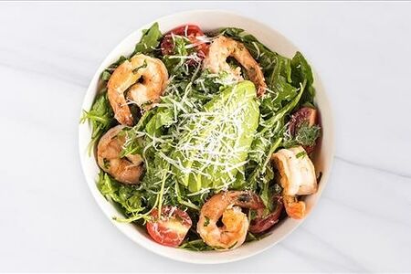 Салат с рукколой, авокадо и креветк