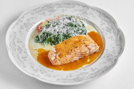 Лосось со шпинатом