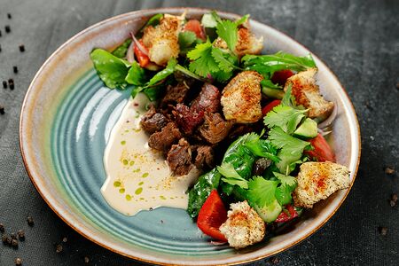 Салат с томленой говядиной и заправкой вителло