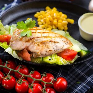 Куриная грудка на овощной подушке