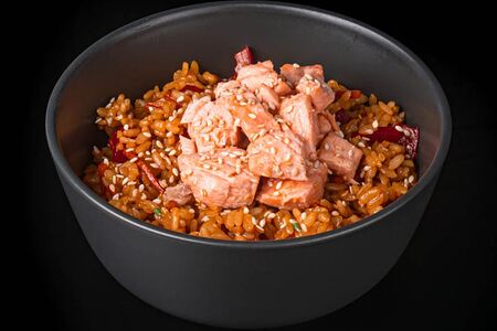 Рис отварной с лососью в сливочном соусе