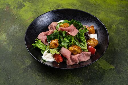 Салат с ростбифом и глазированными баклажанами