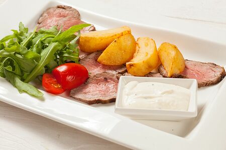 Ростбиф с запеченным картофелем
