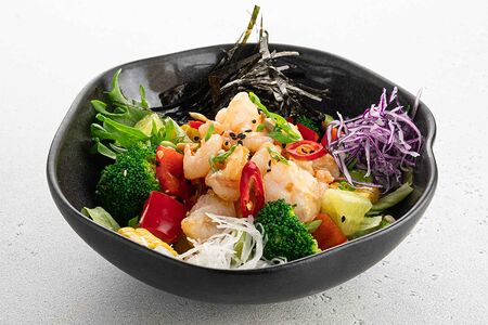 Салат с креветками и ореховым соусом