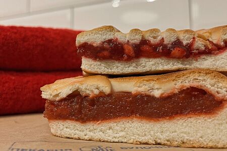 Пирог яблоко брусника