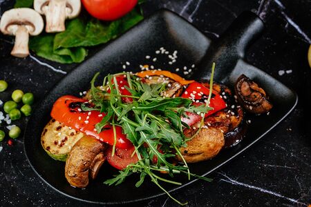 Овощи гриль с винным соусом