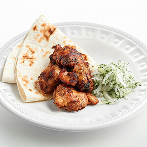 Шашлык с томатным соусом и лавашом