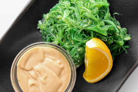 Салат из морских водорослей Кайсо с соусом Гамадари