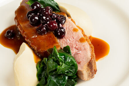 Утиная грудка с сельдереем и шпинатом