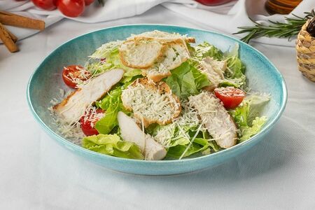 Салат Цезарь с обжаренным куриным филе