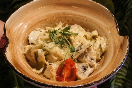 Паста с курицей и грибами
