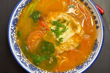 Рамен с яйцом и помидором