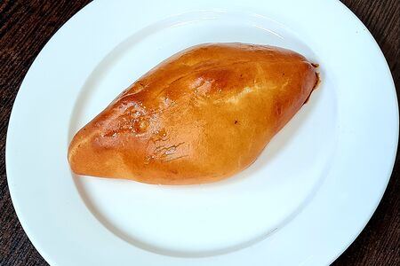 Пирожок с капустой и яйцом