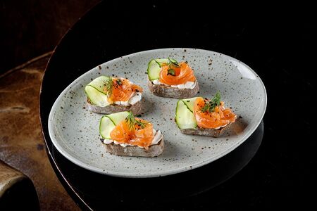 Тапас со слабосоленым лососем, огурцом и каперсами