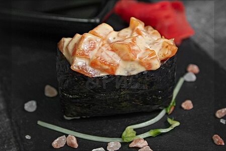 Острый гункан с лососем