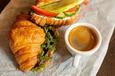 Круассан с семгой и крем-чизом