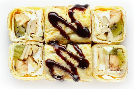 Сладкий ролл в блинчике