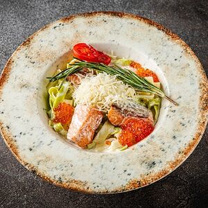 Феттуччине с лососем и красной икрой