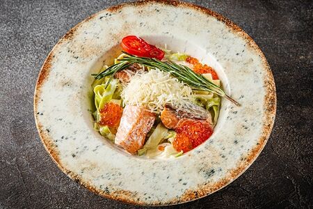 Феттуччине с лососем и красной икрой