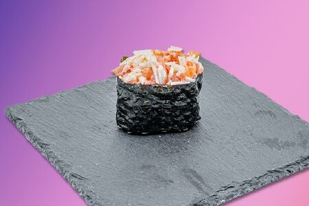 Гункан с крабом и копченым лососем